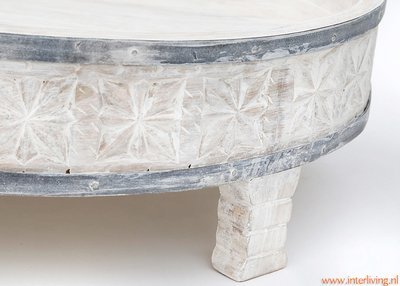 houten gekerfde chakki tafel uit India - white washed