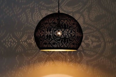 Hanglamp bol filigrain-stijl XL metaal mat zwart finish met binnenkant goudkleurig +grote zwarte bijpassende waxinehouder Hanglamp bol filigrain-stijl XL metaal mat zwart finish met binnenkant goudkleurig +grote zwarte bijpassende waxinehouder