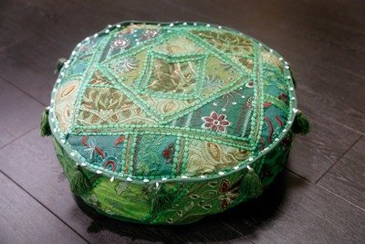 poef groen rond model