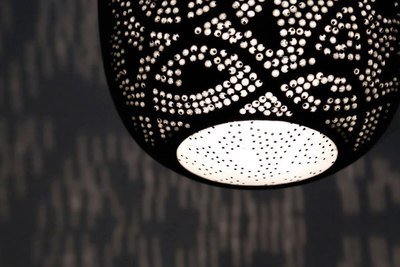 Hanglamp ovaal filigrain - metaal mat zwart finish met binnenkant zilverkleurig