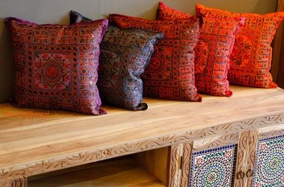 sierkussen met borduurwerk &amp; spiegeltjes maroon