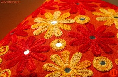 sierkussen-Indian flowers - met bloemen borduurwerk rood, oranje en geel