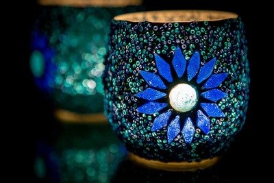 Twee stuks waxinehouders blauw - mozaiek & kralen