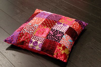 sierkussen fuchsia - velvet patchwork - 60 cm