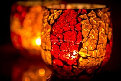 Twee stuks waxinehouders gebroken glas rood oranje