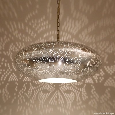 Hanglamp ufo vorm in filigrain-stijl vintage zilverlook finish met binnenkant zilverkleurig + set waxinehouders Hanglamp ufo vorm in filigrain-stijl vintage zilverlook finish met binnenkant zilverkleurig + set waxinehouders