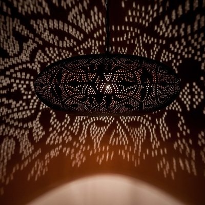 Hanglamp ufo vorm in filigrain-stijl metaal mat zwart finish met binnenkant koperkleurig Hanglamp ufo vorm in filigrain-stijl metaal mat zwart finish met binnenkant koperkleurig