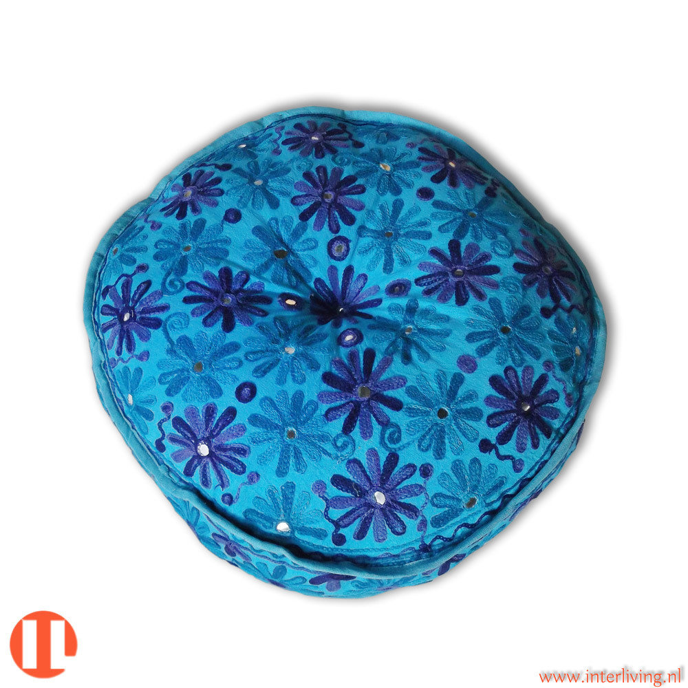 ronde poef "Indian flowers" in blauw tinten met bloemen borduurwerk