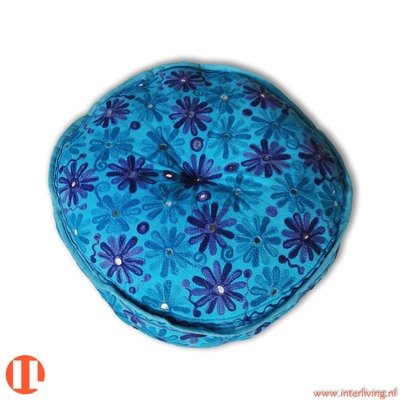 ronde poef "Indian flowers" in blauw tinten met bloemen borduurwerk