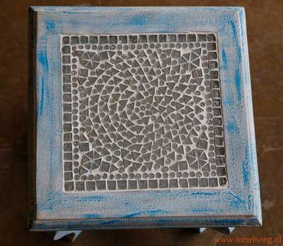 vintage houten bloemtafel /  blue washed kleur met ingelegd tafelblad van wit / transparant  mozaïek - afmeting bijzettafeltje: 28*28*40 cm