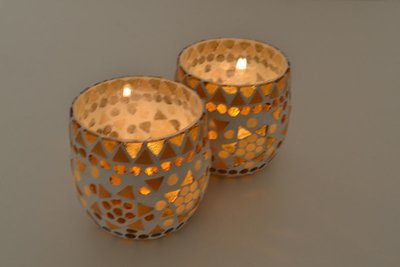 Twee oosterse waxinehouders bruin beige - mozaiek