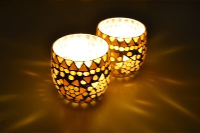 Twee oosterse waxinehouders bruin beige - mozaiek