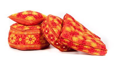 ronde poef "Indian flowers" in oranje tinten met bloemen borduurwerk