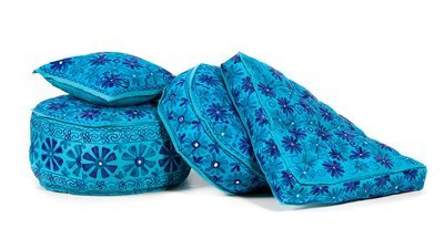 sierkussen-Indian flowers - met suzani bloemen borduurwerk in aqua blauw tinten