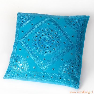 sierkussen in aqua kleur met mirror spiegeltjes en borduurwerk - handgemaakt van katoen