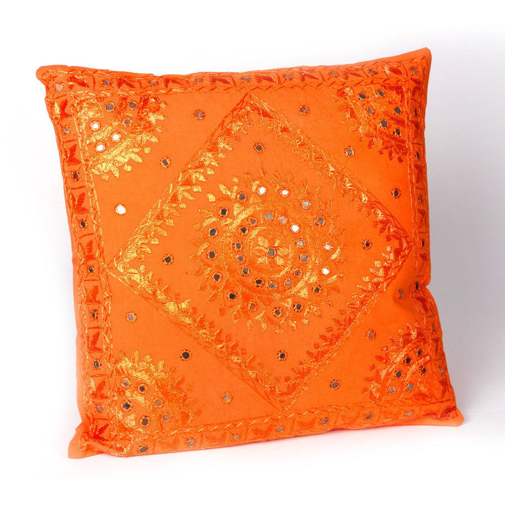 groot sierkussen in een vrolijk oranje kleur met mirror spiegeltjes en borduurwerk - handgemaakt van katoen