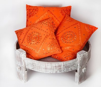 groot sierkussen in een vrolijk oranje kleur met mirror spiegeltjes en borduurwerk - handgemaakt van katoen