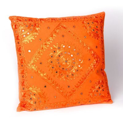 groot sierkussen in een vrolijk oranje kleur met mirror spiegeltjes en borduurwerk - handgemaakt van katoen