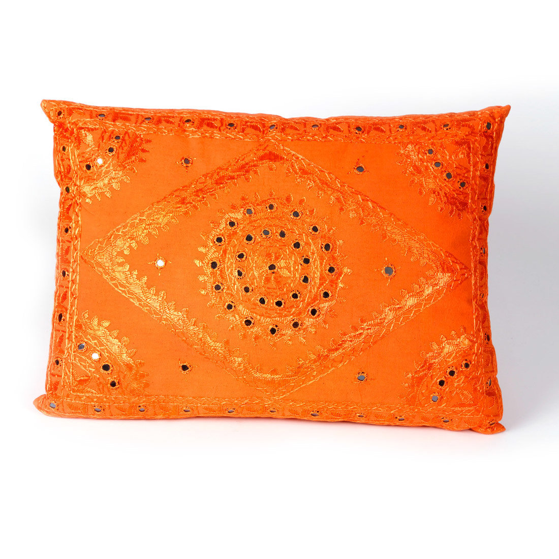 rechthoekig model sierkussen in een vrolijke oranje kleur met mirror spiegeltjes en borduurwerk - handgemaakt van katoen