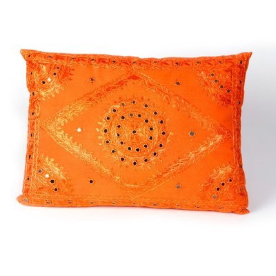 rechthoekig model sierkussen in een vrolijke oranje kleur met mirror spiegeltjes en borduurwerk - handgemaakt van katoen