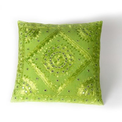 groot sierkussen in een fris groene lime kleur met mirror spiegeltjes en borduurwerk - handgemaakt van katoen