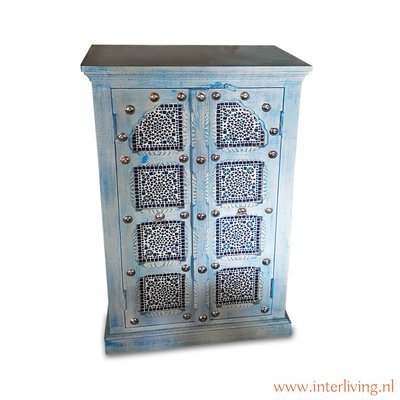 kastje in blue washed finish en mozaïek panelen en zilverkleurig beslag