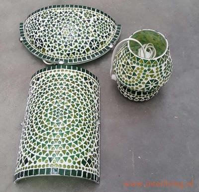 De lamp overdag - afgewerkt met wit cement tussen het gekleurde glas.