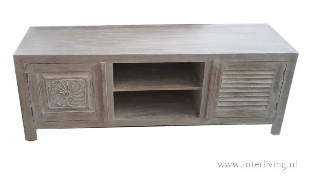 TV kast van mangohout grey washed met houtsnijwerk en lamellen