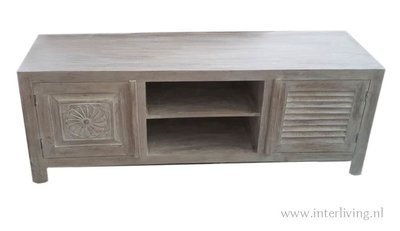 TV kast van mangohout grey washed met houtsnijwerk en lamellen