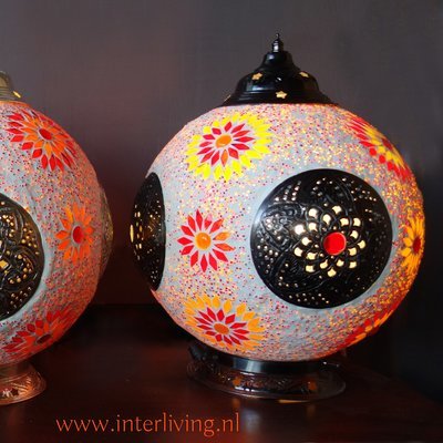 tafellamp bol Ø25 mozaïek, kralen & (iron) met zwart metaal - kleuren rood oranje- limited edition tafellamp bol Ø25 mozaïek, kralen & (iron) met zwart metaal - kleuren rood oranje- limited edition