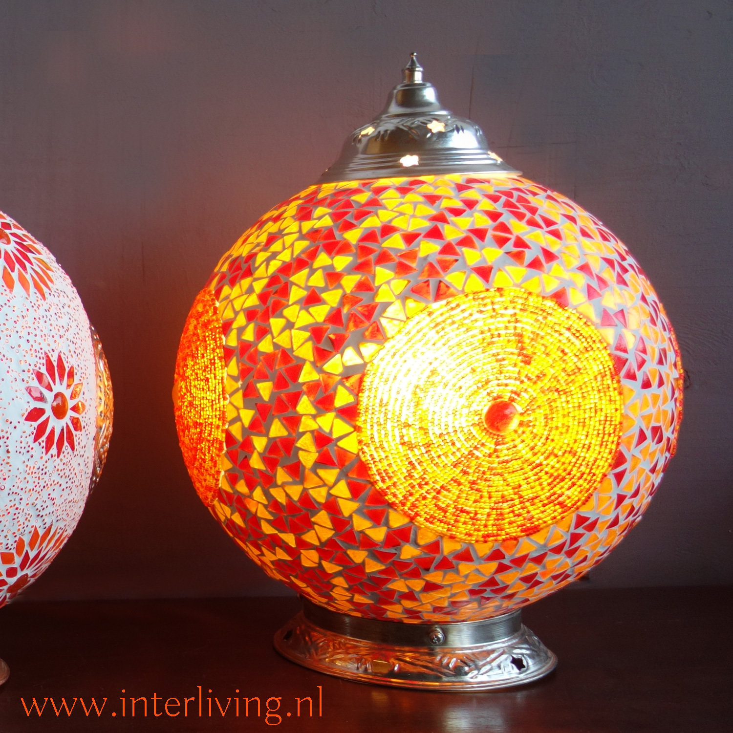 tafellamp bol Ø25 mozaïek & kralen in rood, oranje en geel tinten glas  - limited edition