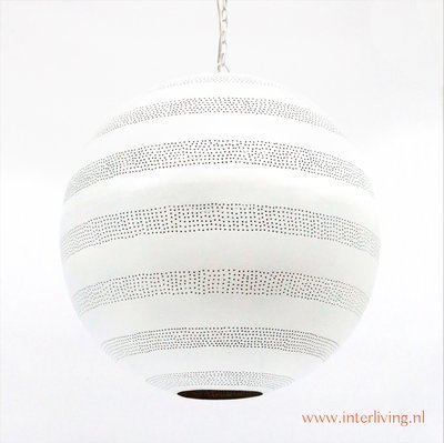 oosterse hanglamp bol filigrain-stijl XXL metaal mat wit (buitenkant) met vintage goud (binnenkant) - gaatjes patronen oosterse hanglamp bol filigrain-stijl XXL metaal mat wit (buitenkant) met vintage goud (binnenkant) - gaatjes patronen