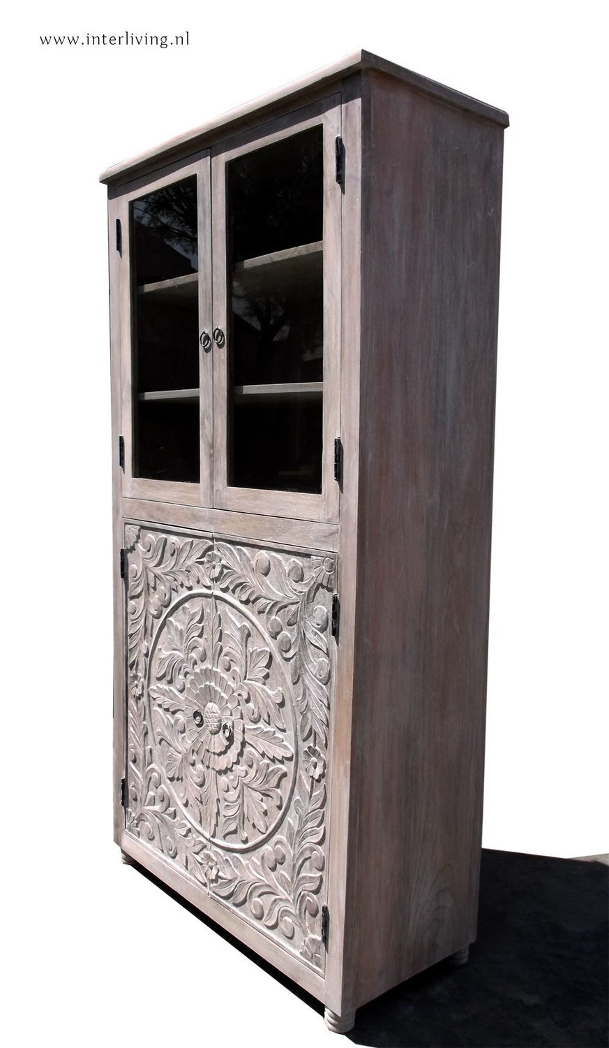 vitrinekast mangohout - light grey washed - kast met lotus houtsnijwerk en glasdeuren