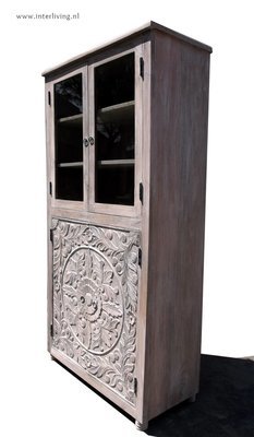 vitrinekast mangohout - light grey washed - kast met lotus houtsnijwerk en glasdeuren