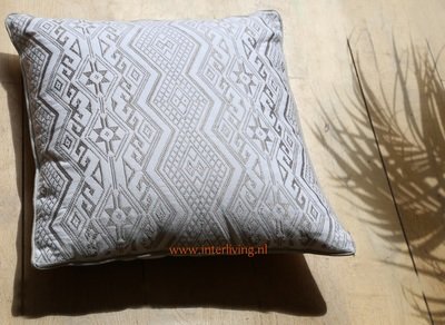 groot oosters sierkussen in creme wit met etnic tribal glam aztec borduurwerk - handgemaakt van katoen