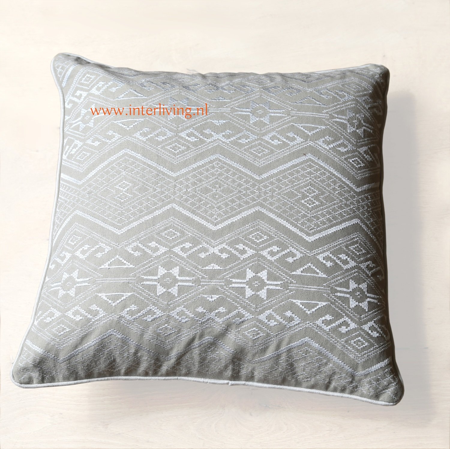 groot oosters sierkussen kleur taupe met etnic tribal glam aztec borduurwerk - handgemaakt van katoen