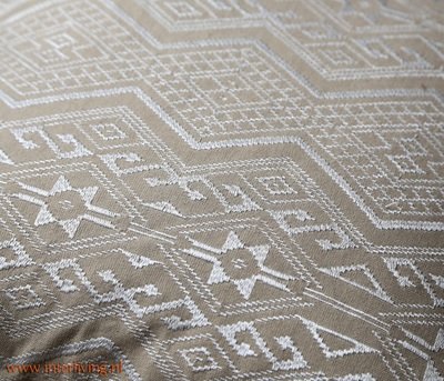 groot oosters sierkussen kleur taupe met etnic tribal glam aztec borduurwerk - handgemaakt van katoen