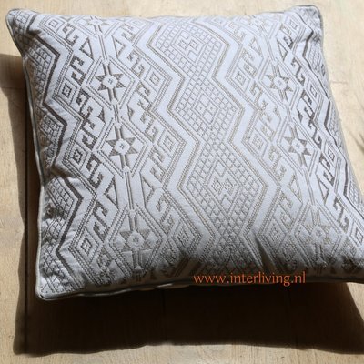 groot oosters sierkussen in creme wit met etnic tribal glam aztec borduurwerk - handgemaakt van katoen