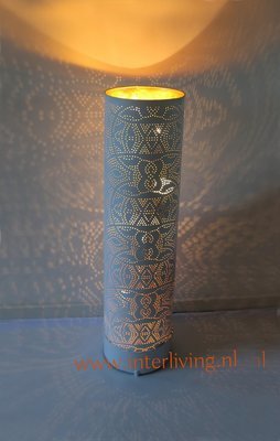 oosterse vloerlamp of staande lamp met filigrain gaatjes patronen van metaal - mat wit met goud- medium model oosterse vloerlamp of staande lamp met filigrain gaatjes patronen van metaal - mat wit met goud- medium model