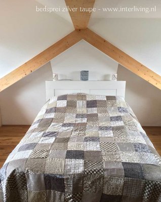 Bedsprei -  van fluweel in zilver/taupe gekleurd patchwork uitvoering