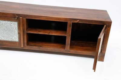 TV kast van donker sheesamhout met transparant glasmozaiek