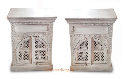 nachtkastje mangohout - white, grey washed of naturel- houtsnijwerk met open gewerkte bogen deurtjes