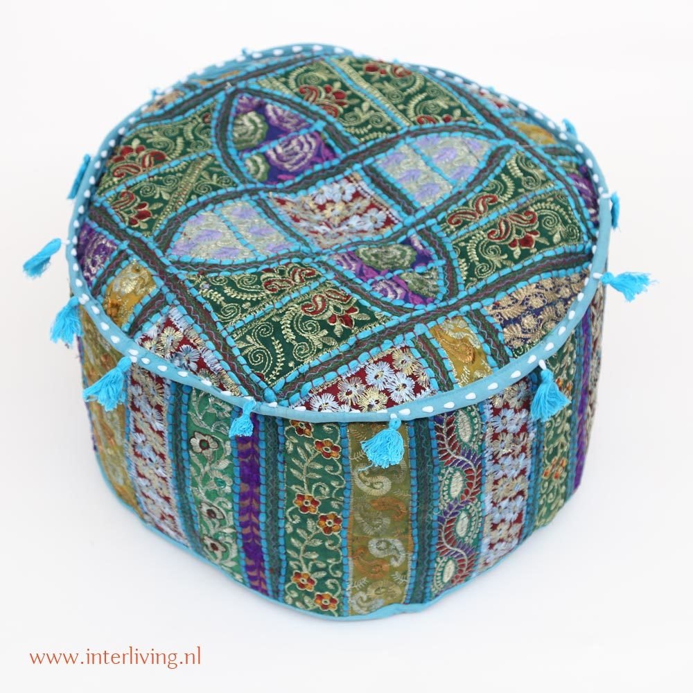 poef blauw rond model