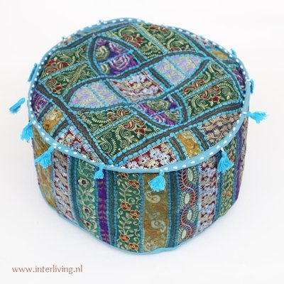 poef blauw rond model