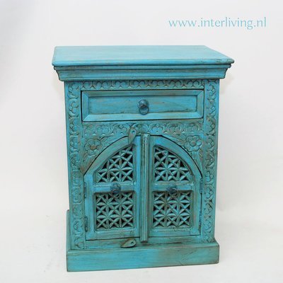 nachtkastje mangohout - blue washed - houtsnijwerk met open gewerkte bogen deurtjes