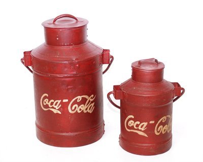 retro woondecoratie: oude metalen melkbus in Coca Cola vintage style - handgemaakt uit India retro woondecoratie: oude metalen melkbus in Coca Cola vintage style - handgemaakt uit India