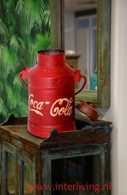 retro woondecoratie: oude metalen melkbus in Coca Cola vintage style  - handgemaakt uit India