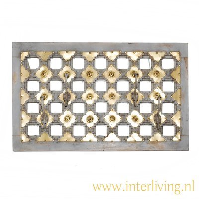 wandgarderobe of oosterse kapstok van vintage mango hout grey washed - spiegeltjes - goudkleurig lotus bloemen brass metaal - 4 oude (dubbele) haken - handgemaakt uit India wandgarderobe of oosterse kapstok van vintage mango hout grey washed - spiegeltjes - goudkleurig lotus bloemen brass metaal - 4 oude (dubbele) haken - handgemaakt uit India