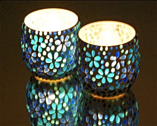 Twee stuks theelichten / waxinehouders blauw glasmozaïek - bloemen motief