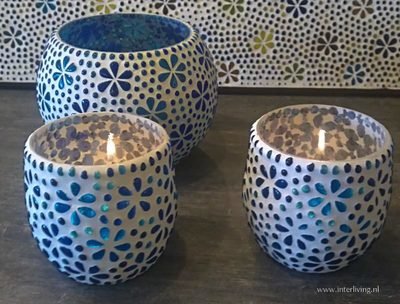 Twee stuks theelichten / waxinehouders blauw glasmozaïek - bloemen motief